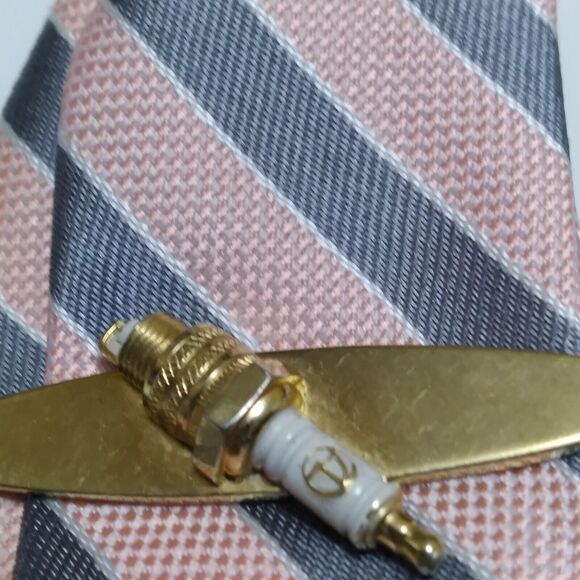 Speidel Tie Clip Vintage Spark Plug Goldtone Mechanics Signed USA Under 2 Inches - Picture 4 of 8
